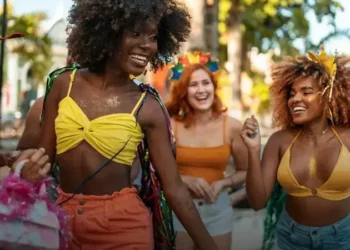 Brilha, Brilha Estrelinha: Tênis com Glitter para um Carnaval Iluminado