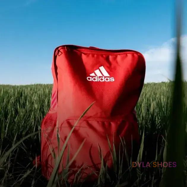 Descubra como recriar o estilo icônico da Adidas Originals