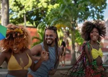 Desfile com Personalidade: Tênis que Combinam com Fantasias Carnavalescas