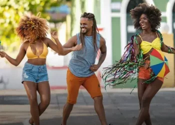 Harmonia dos Cores: Tênis que Combinam com Fantasias Multicoloridas