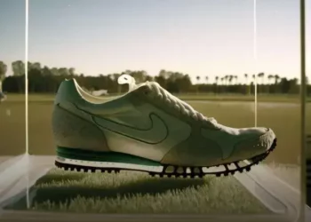 Tênis casual com solados transparentes