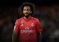 Como os times de futebol combinam seus calçados com diferentes uniformes?