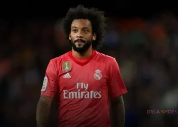 Como os times de futebol combinam seus calçados com diferentes uniformes?