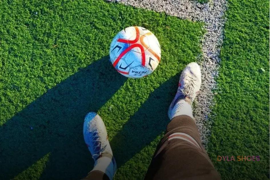 Diferença entre chuteiras para futsal e campo