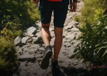 Qual a importância de escolher equipamentos adequados para corrida em trilhas?