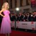 Pamela Anderson Brilha com Sapatos Rosa na Premiere de Filme